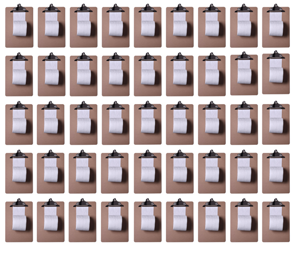 Klemmbrettinstallation " More is not Enough"